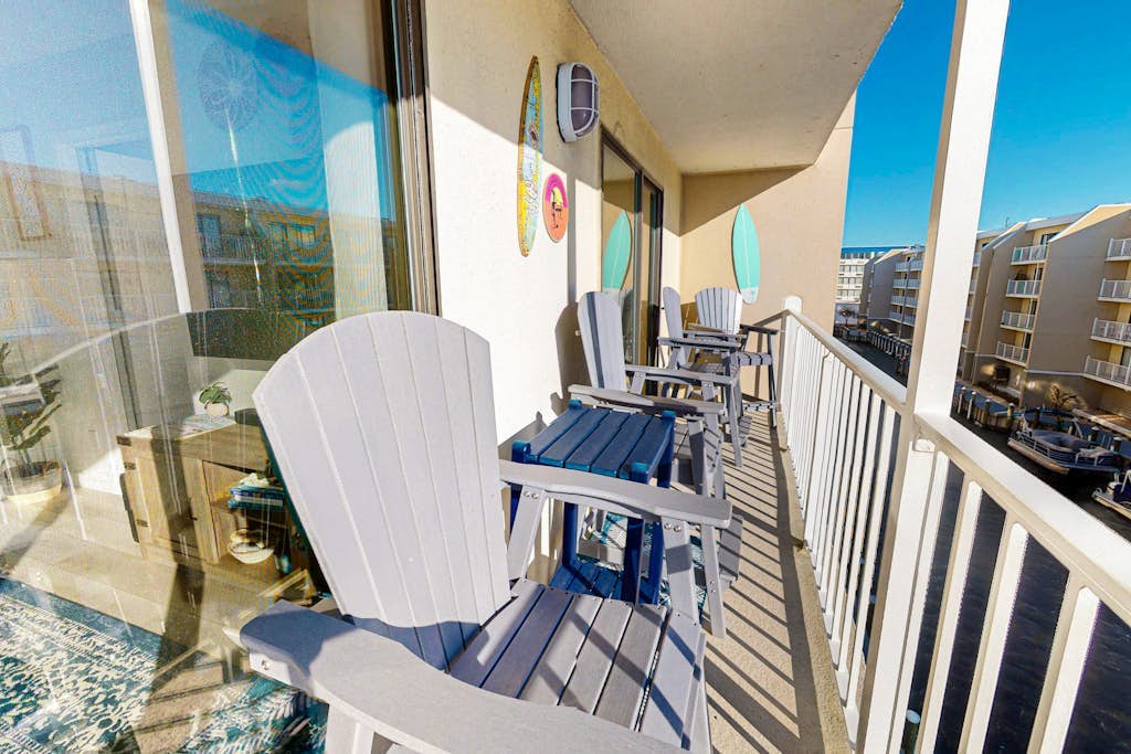 Luxury Mid-town condo w/pool & grill access - scenic balcony w/canal & bay view