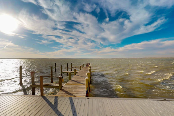 Luxury Mid-town condo w/pool & grill access - scenic balcony w/canal & bay view