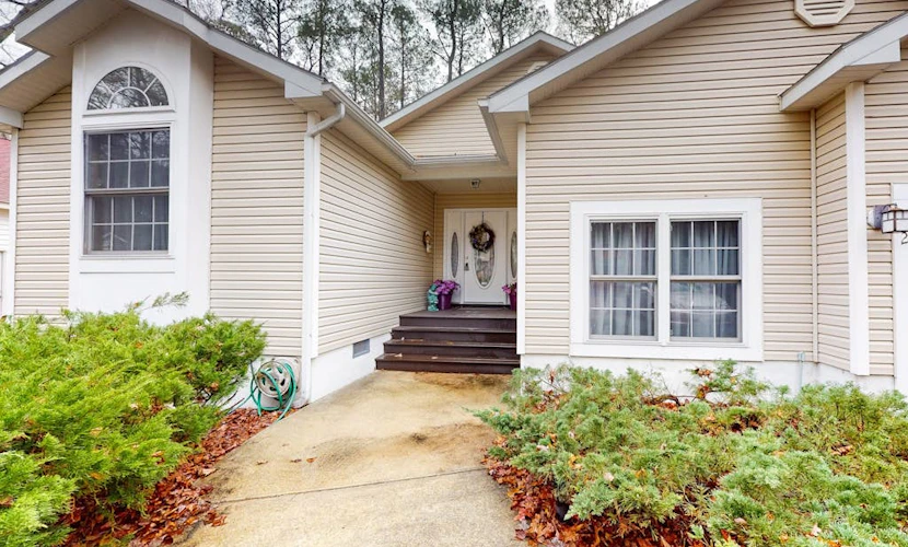 Serene Ocean Pines home w/private deck all-season room & fully stocked kitchen
