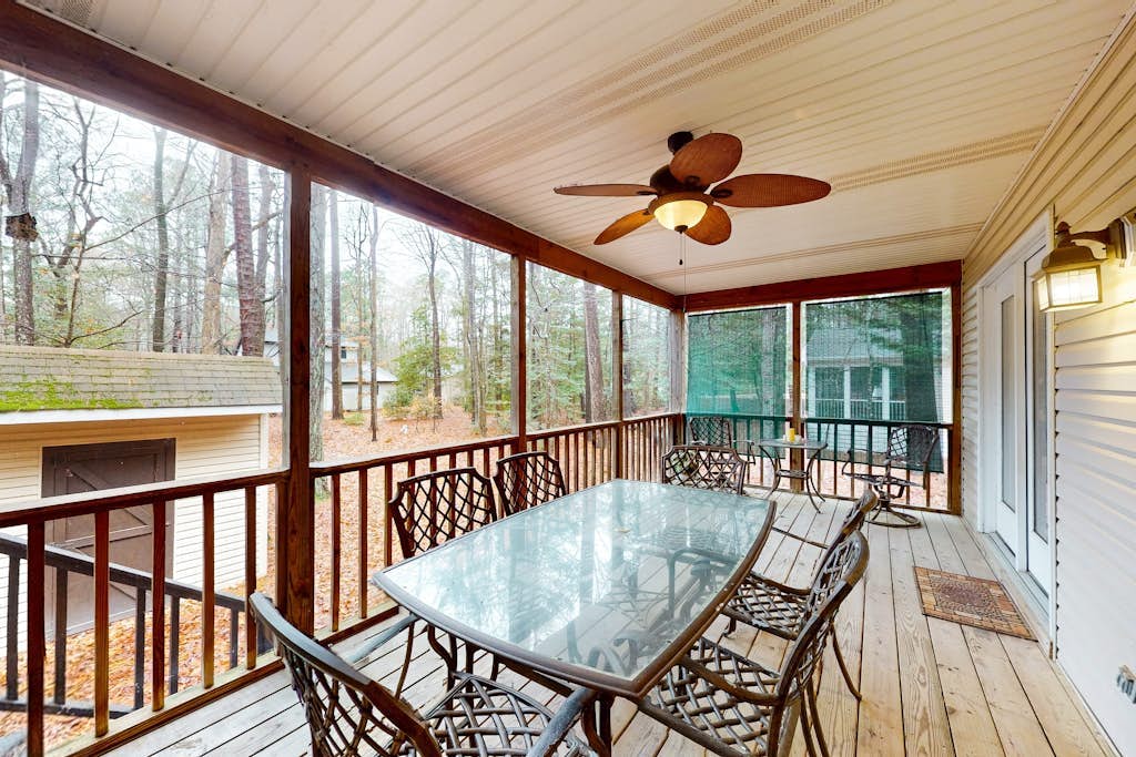 Serene Ocean Pines home w/private deck all-season room & fully stocked kitchen