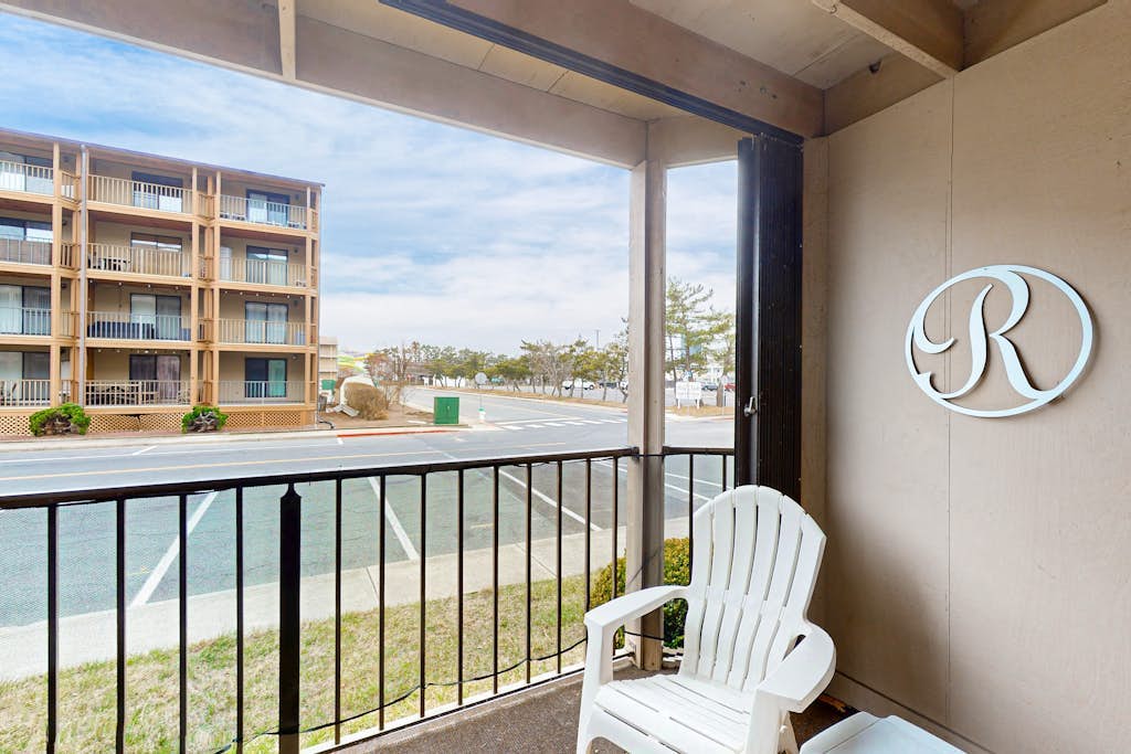 Sunny bayside condo with shared pool, balcony, full kitchen, W/D, & central AC