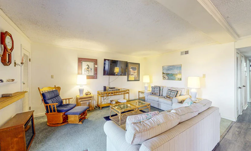 1st floor condo w/screened porch kitchen, WiFi Central AC & shared pool