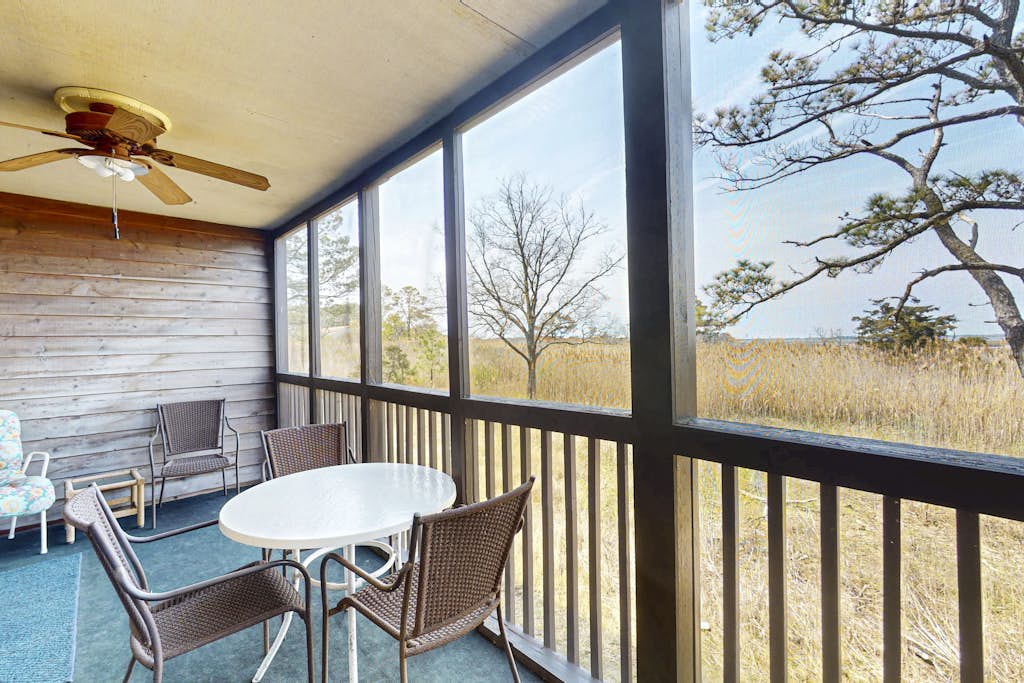 1st floor condo w/screened porch kitchen, WiFi Central AC & shared pool
