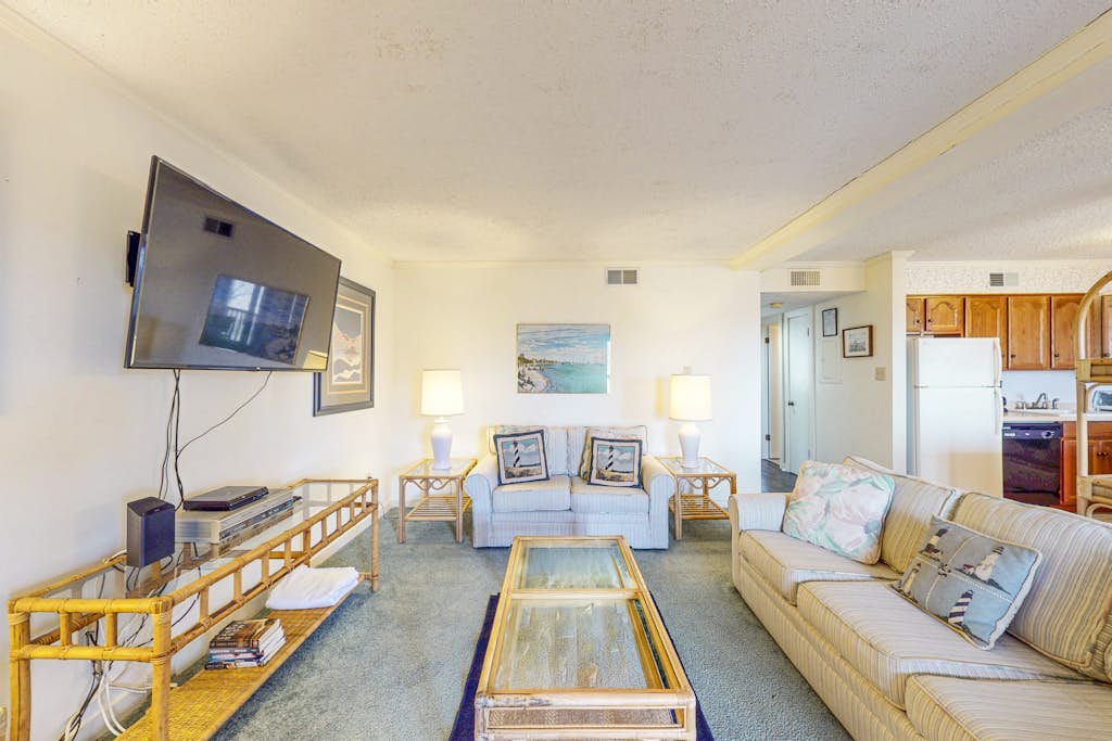 1st floor condo w/screened porch kitchen, WiFi Central AC & shared pool