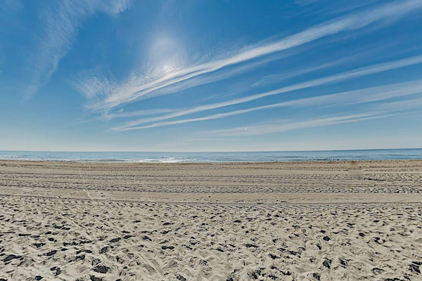 Sunny mid-town Condo w/water-views, beach access, pool, sundeck, & gym