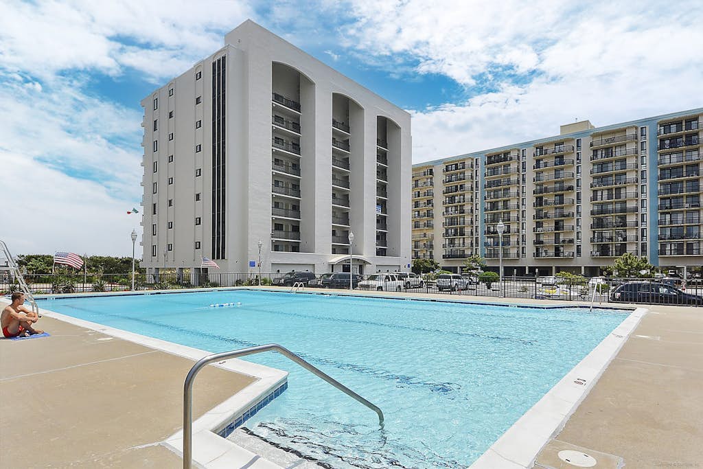 Sun-filled coastal retreat w/Shared Olympic Pool, Tennis, Private Balcony, A/C