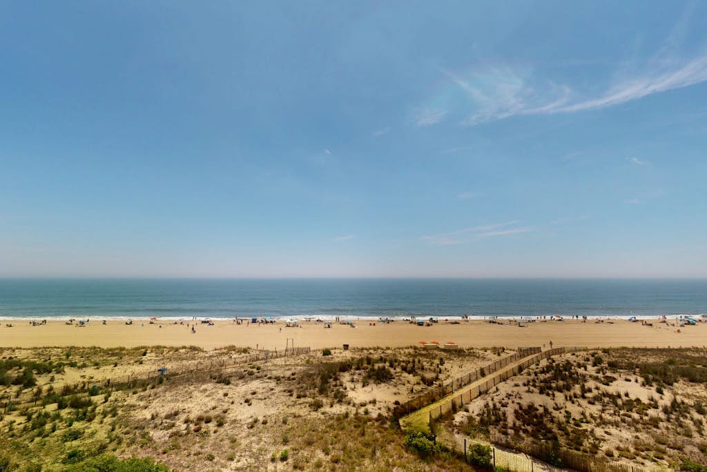 Sun-filled coastal retreat w/Shared Olympic Pool, Tennis, Private Balcony, A/C