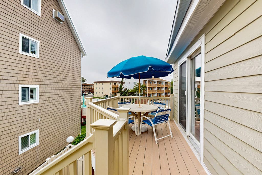 Luxurious - uptown Ocean City condo w/elevated deck, shared pool & central air