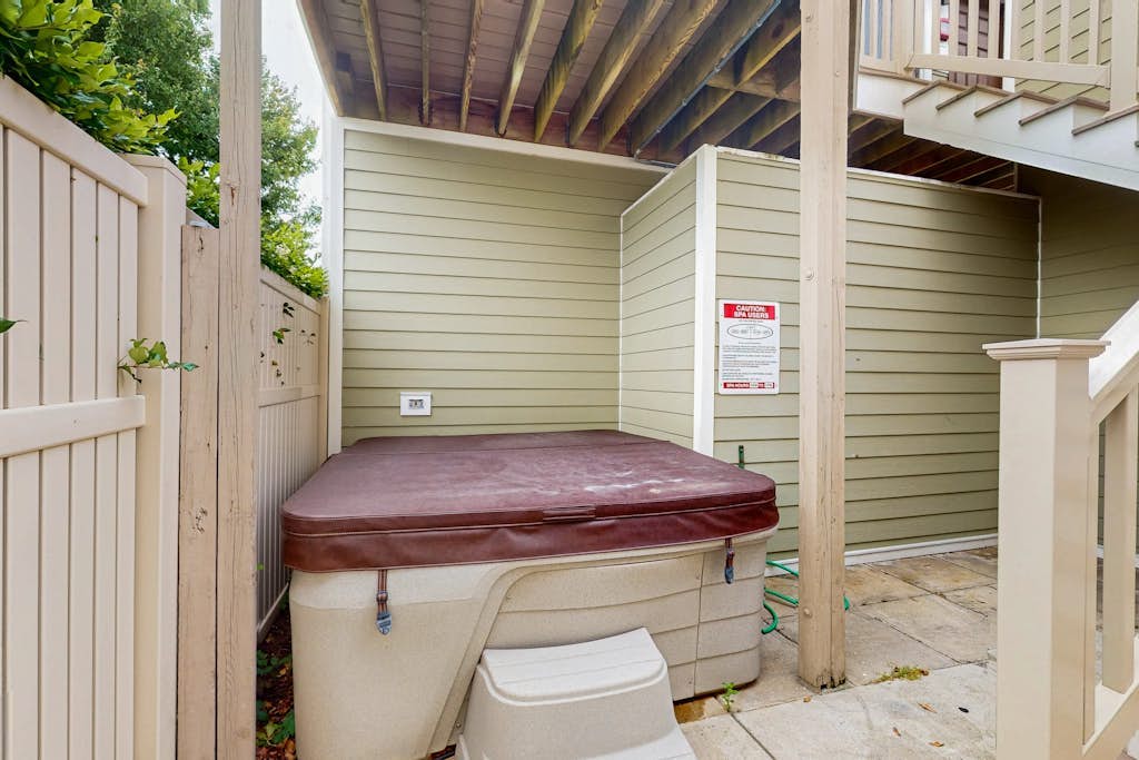 Luxurious - uptown Ocean City condo w/elevated deck, shared pool & central air