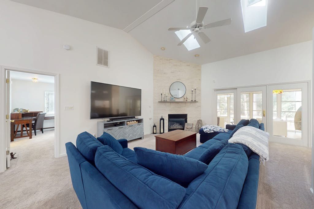 Pristine Ocean Pines home w/private deck, all season room, AC, kitchen & WiFi