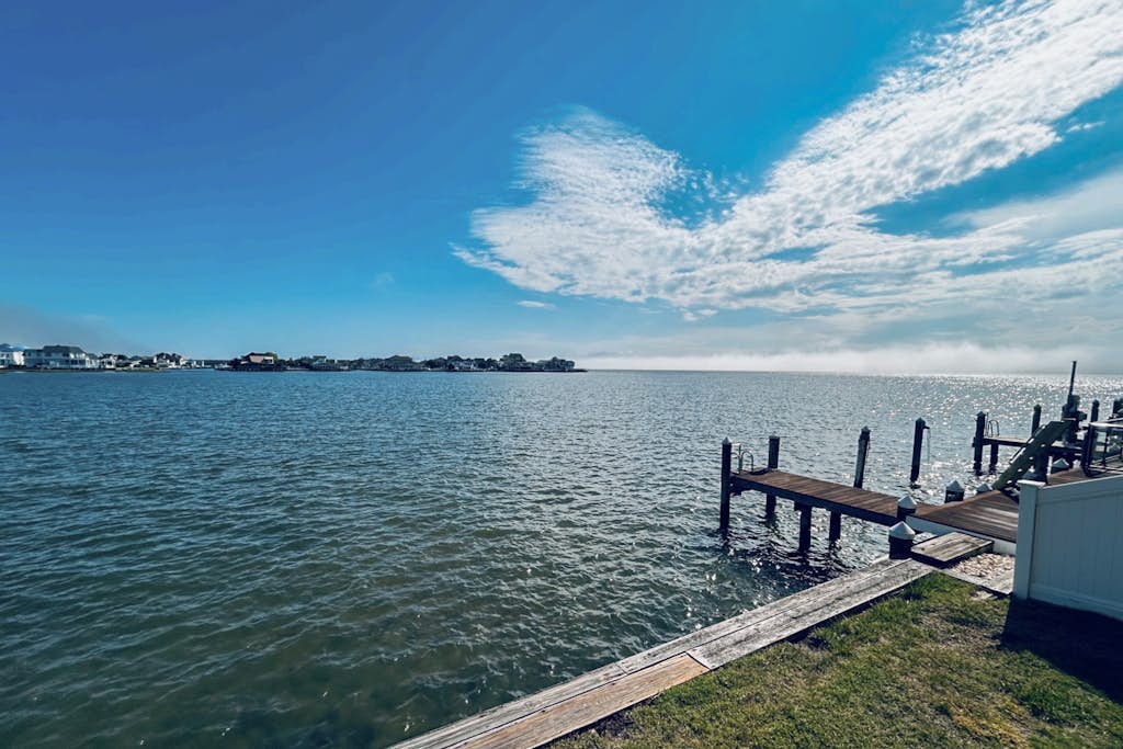 Charming 1st floor - Bayfront condo, near the beach w/pool, tennis & balcony