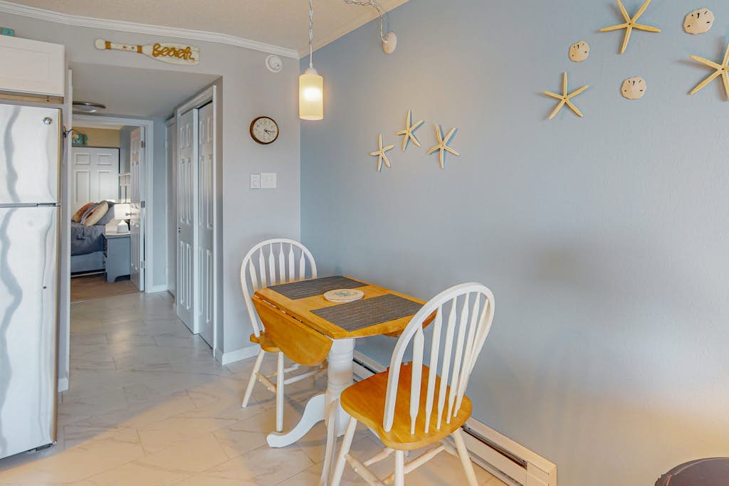 Charming 1st floor - Bayfront condo, near the beach w/pool, tennis & balcony