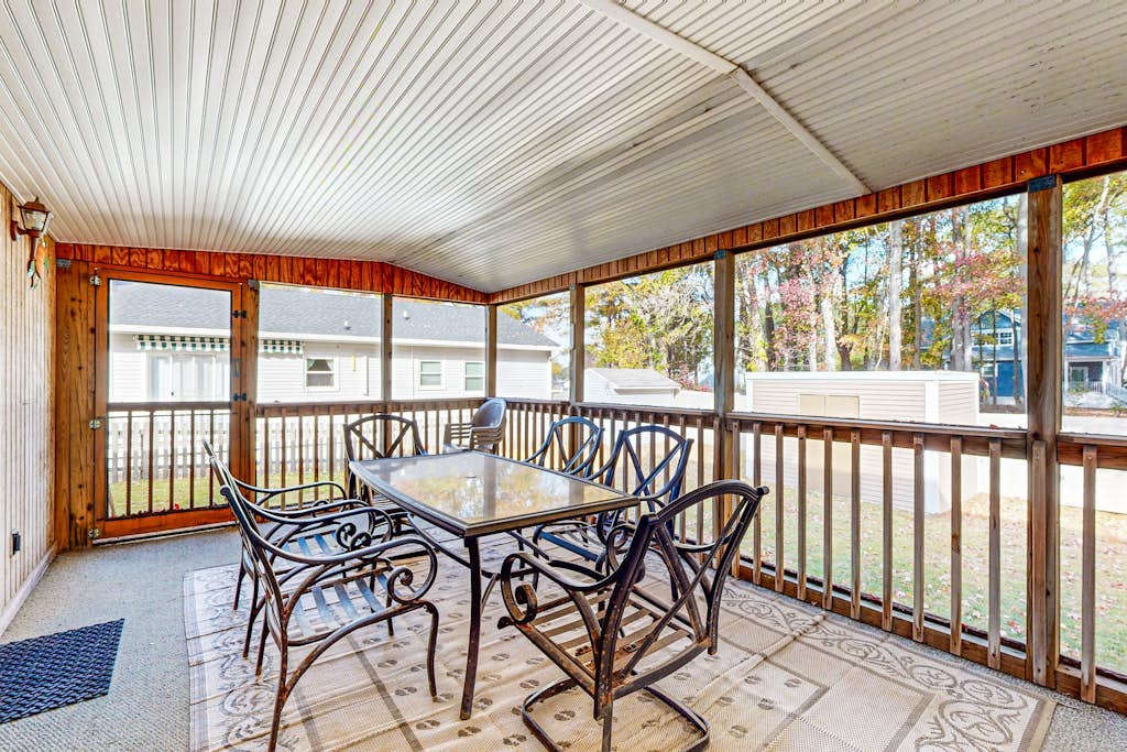 Spacious - fully equipped family home, with full kitchen, AC & private deck