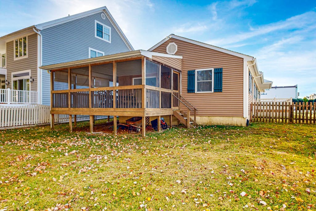 Spacious - fully equipped family home, with full kitchen, AC & private deck