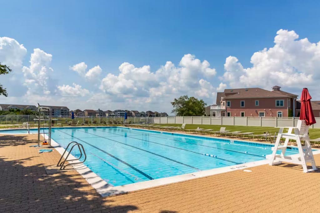 Spacious 5 bedroom, waterfront home w/grill, firepit, full kitchen & shared pool
