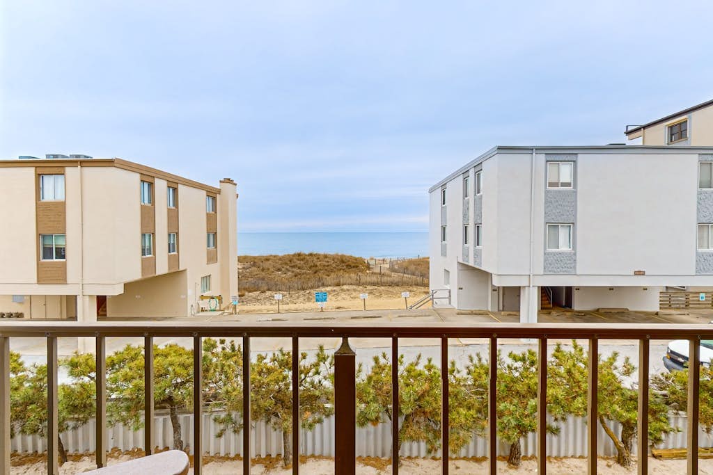 Serene Ocean block condo with balcony, beach & ocean views & washer/dryer