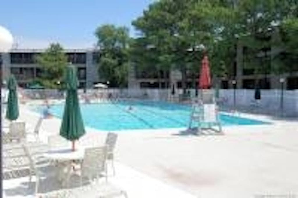Sunny 2nd foor condo w/ balcony, full kitchen, WiFi Central AC & shared pool