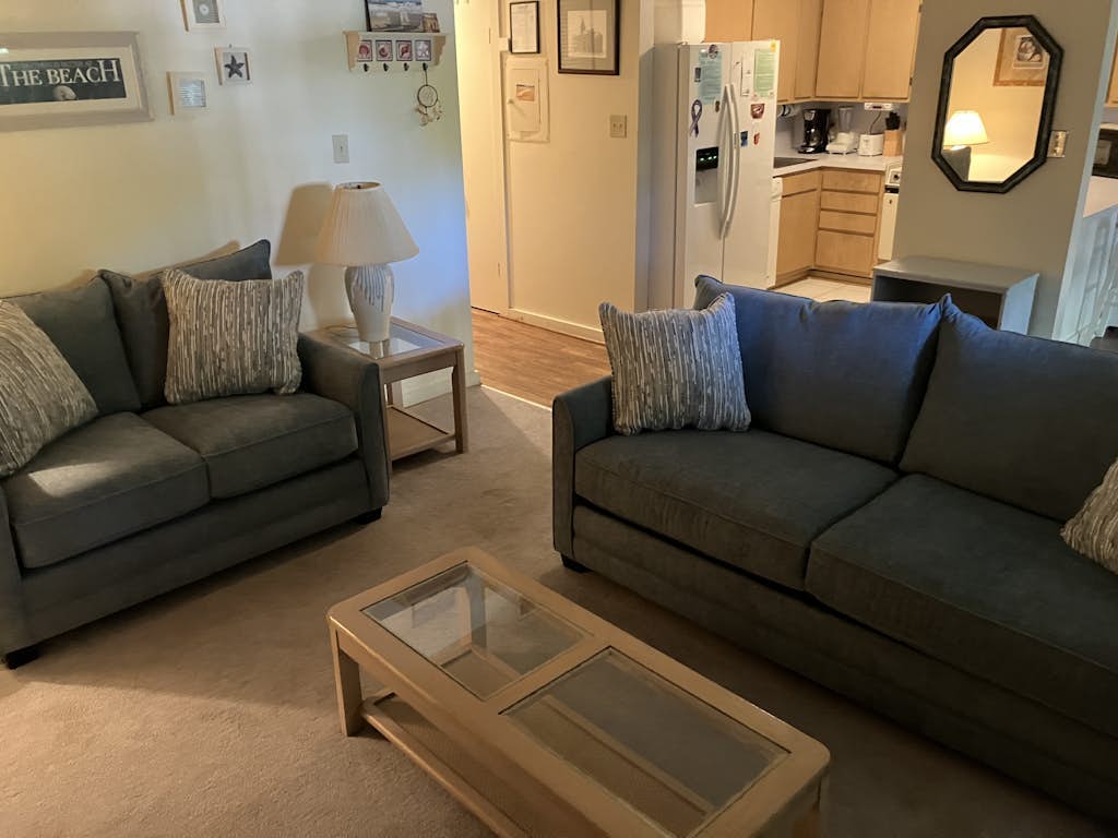 Sunny 2nd foor condo w/ balcony, full kitchen, WiFi Central AC & shared pool
