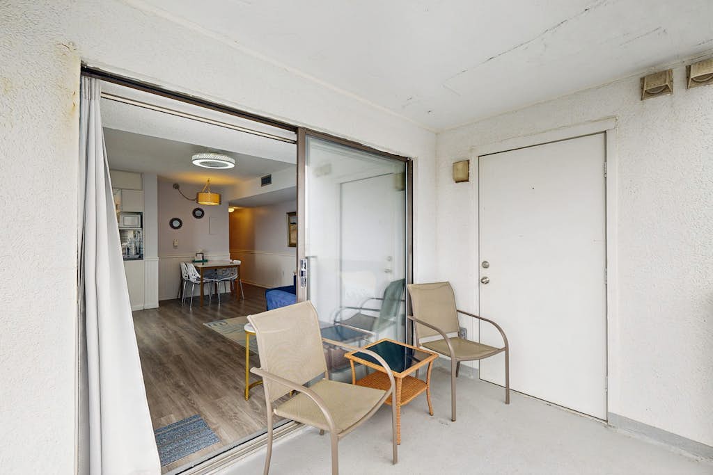 Newley remodeled Condo-1 block from the beach with pool access, & scenic balcony