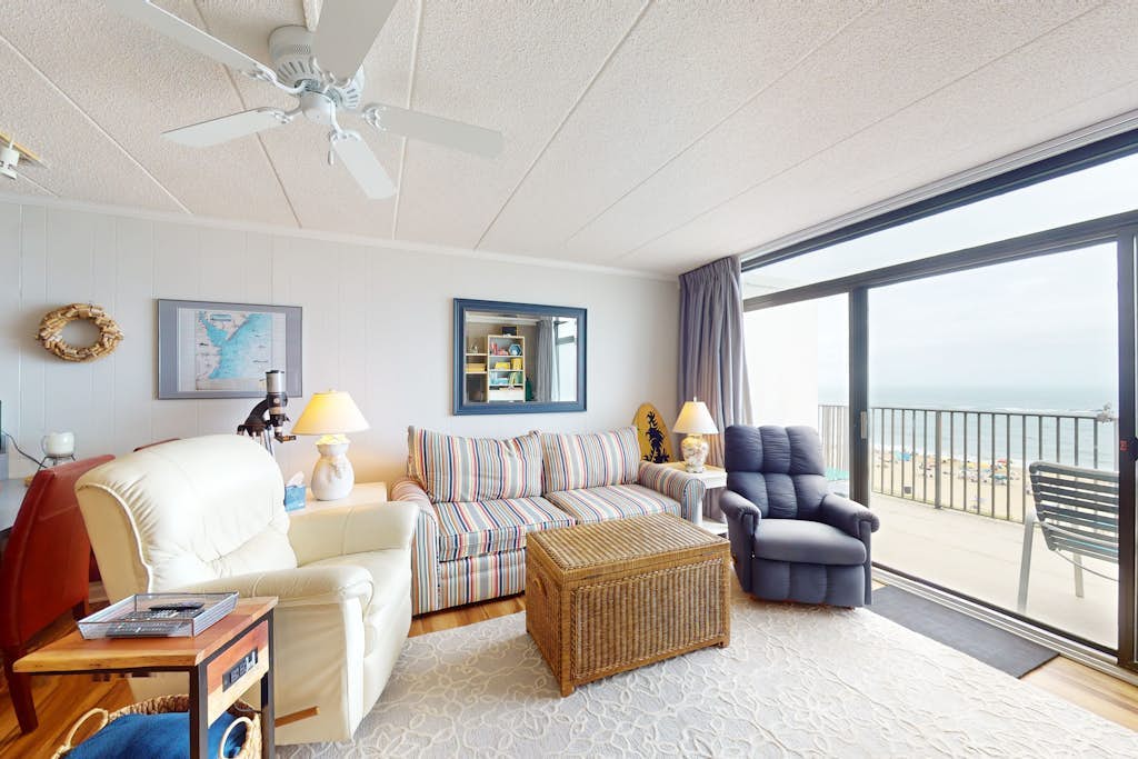 Fully Equipped Oceanfront Condo w/Great Beach View, Balcony & Shared Pool/Tennis