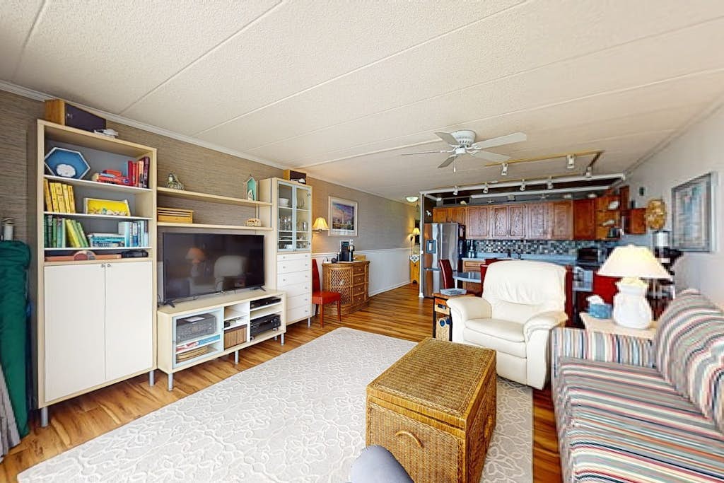 Fully Equipped Oceanfront Condo w/Great Beach View, Balcony & Shared Pool/Tennis