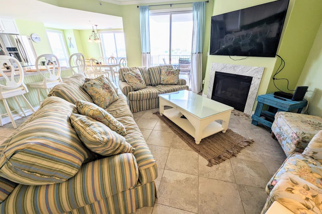 Spacious - Family-Friendly Beach Condo w/Balcony, A/C, Shared Rooftop Pool & Gym