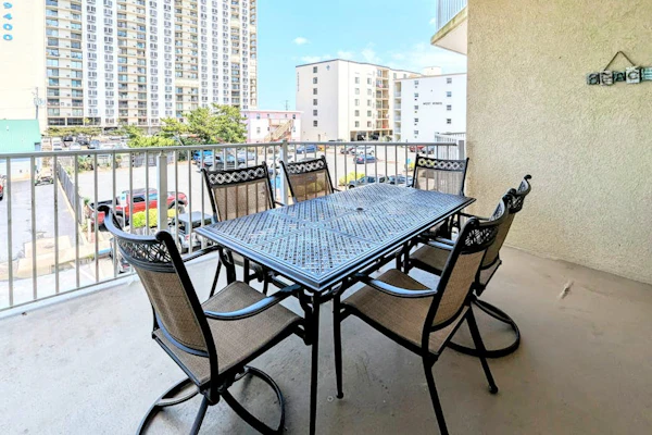 Spacious - Family-Friendly Beach Condo w/Balcony, A/C, Shared Rooftop Pool & Gym