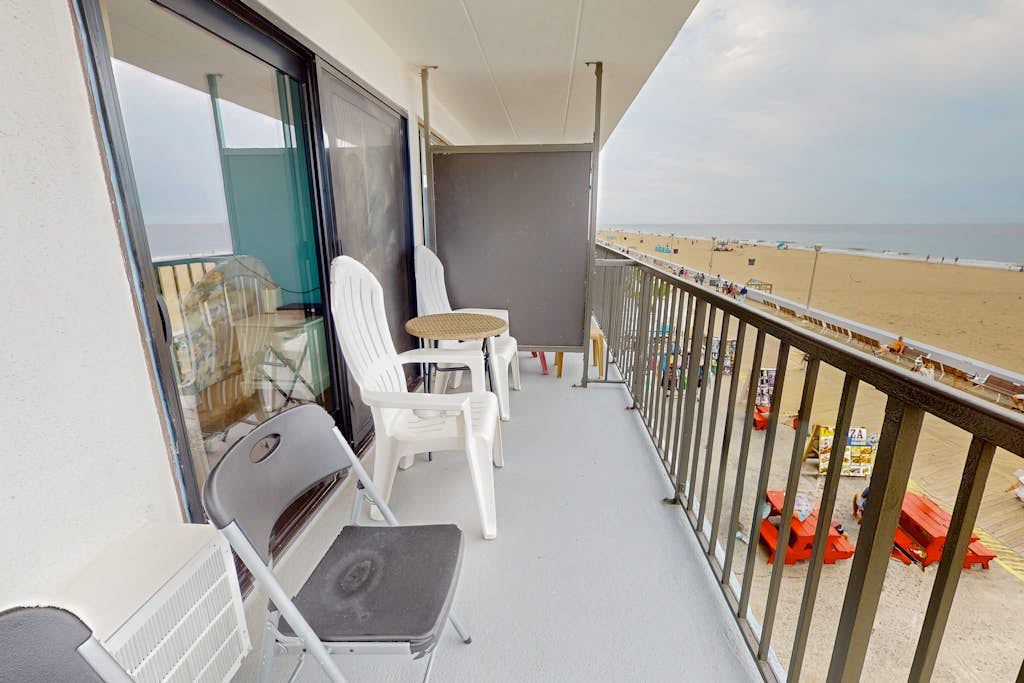 Third-floor, ocean-view condo w/boardwalk views, pool access, washer/dryer & AC