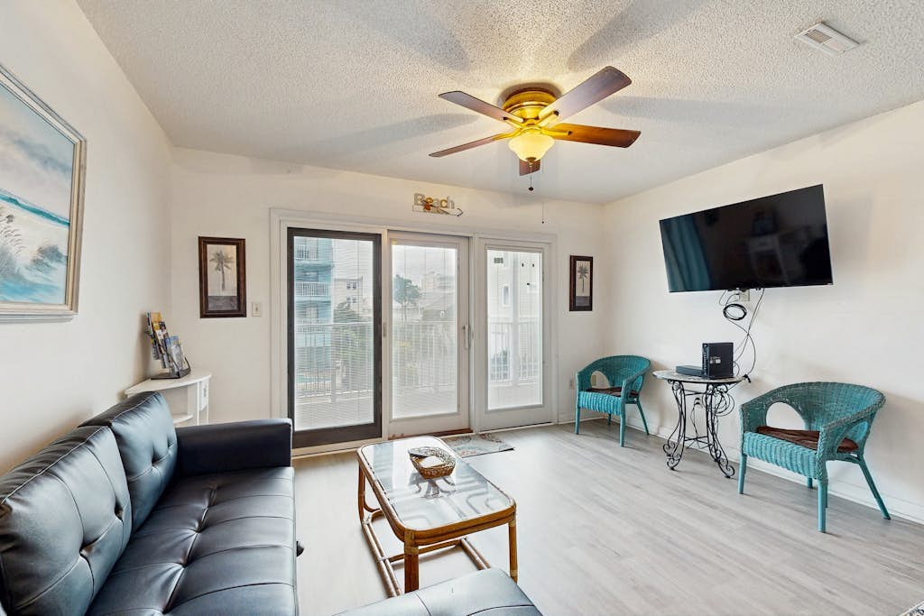 Ocean view condo on beach block with balcony, near restaurants and more