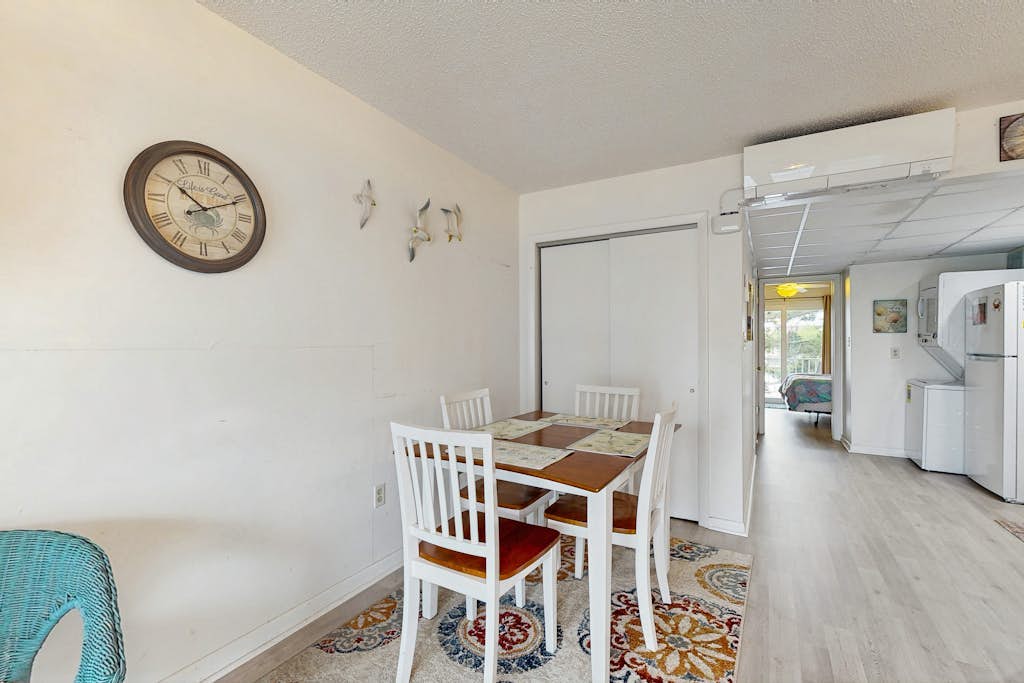 Ocean view condo on beach block with balcony, near restaurants and more