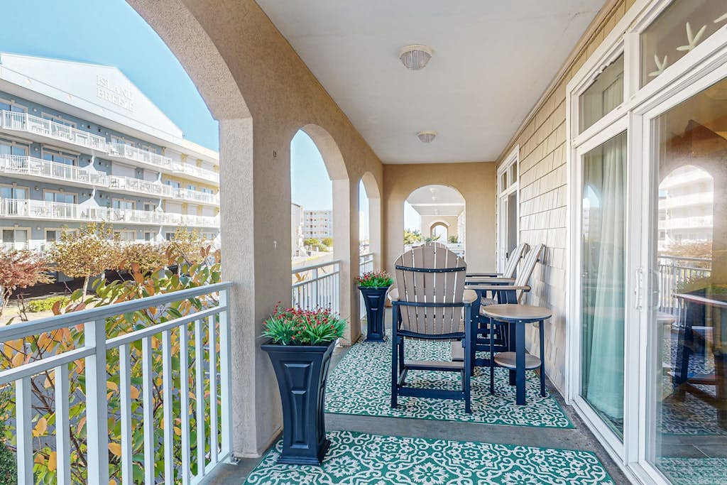 Sunny - Ocean Block Condo, steps to the beach with pool, balcony & fitness room