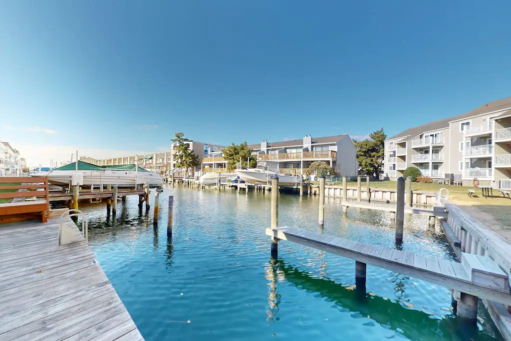 Eight On The Bay 83