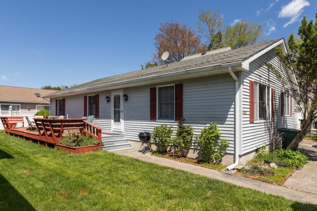 Cozy Home 3 Blocks From Beach w/Central AC, Deck, Private Washer/Dryer, WiFi