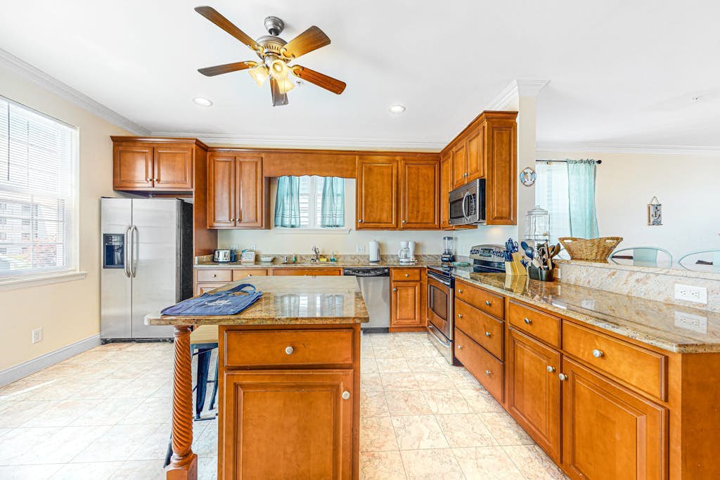 Saint Louis Ave townhouse central AC & private washer/dryer - near the ocean