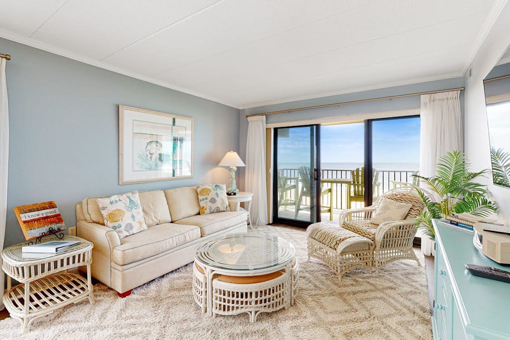 Oceanfront, Renovated Marigot Beach Condo w/ Ocean View, AC, W/D