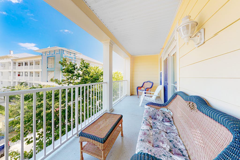 Sunset Island Condo w/ AC, Private W/D, Free WiFi, Shared Pools - Walk to Beach