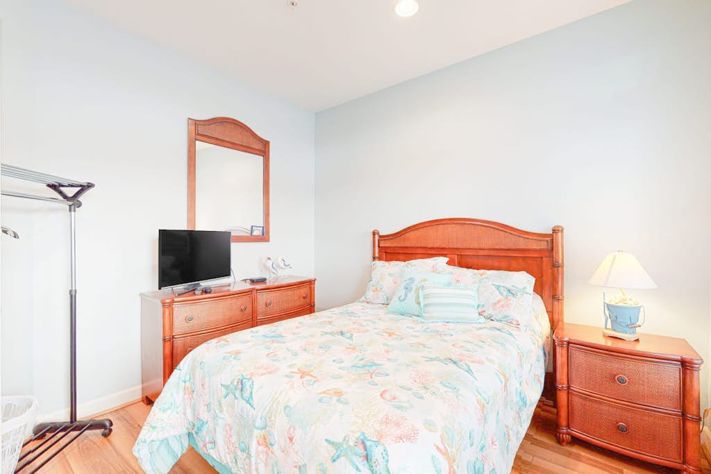 Beautiful Townhouse w/Bay Views, WiFi, Shared Pool, AC, & Private W/D