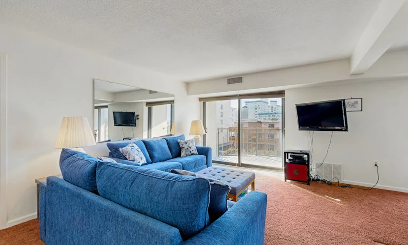 Third-floor condo in oceanfront building with balcony, pool & beach access