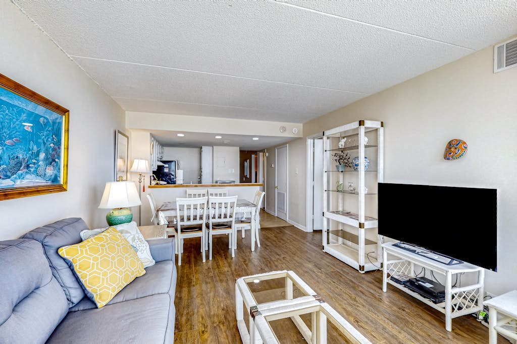 Ocean-view condo with amazing balcony, indoor/outdoor pools, gym & theater