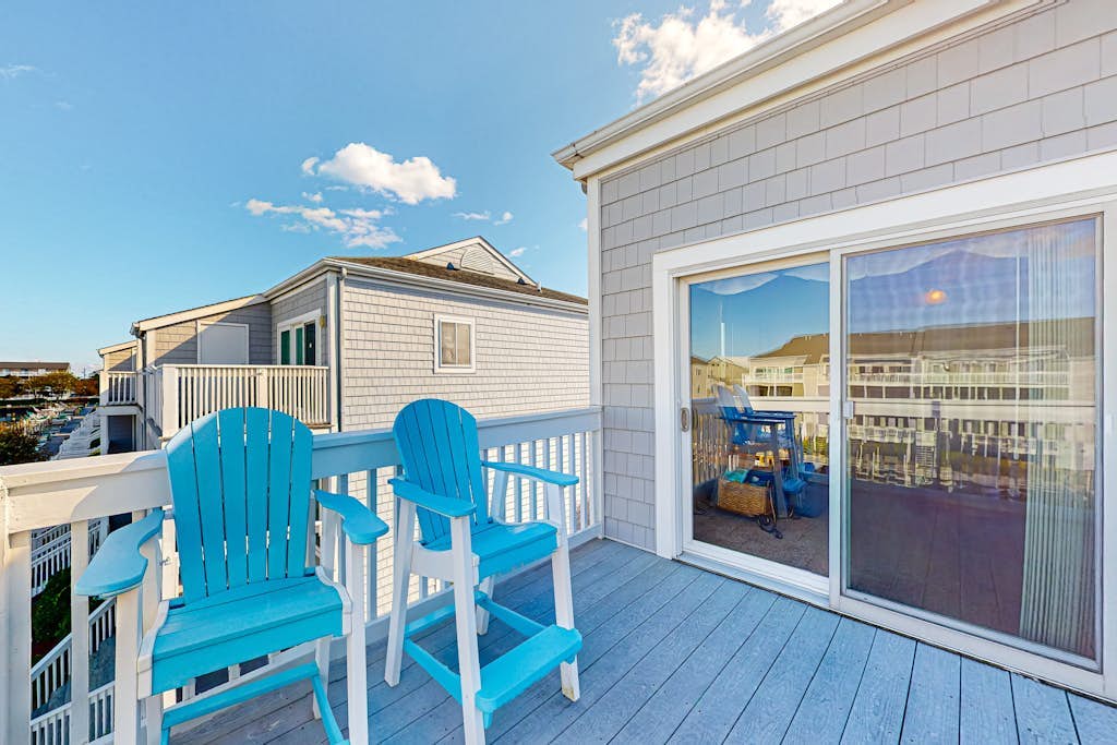 Stunning canal front Condo w/ Sunny Patio, Central AC, WiFi & Shared Pool