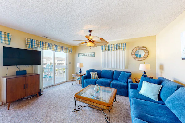 Stunning canal front Condo w/ Sunny Patio, Central AC, WiFi & Shared Pool
