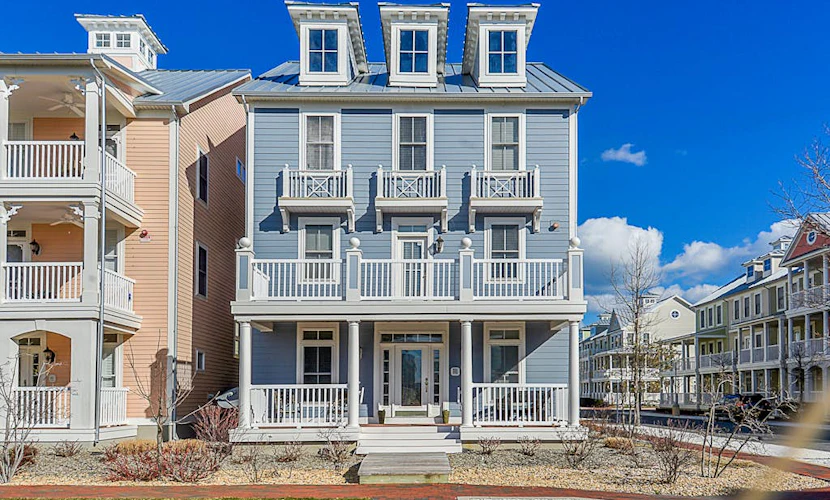 High-end bay-view townhome with large deck, resort pools, & beaches