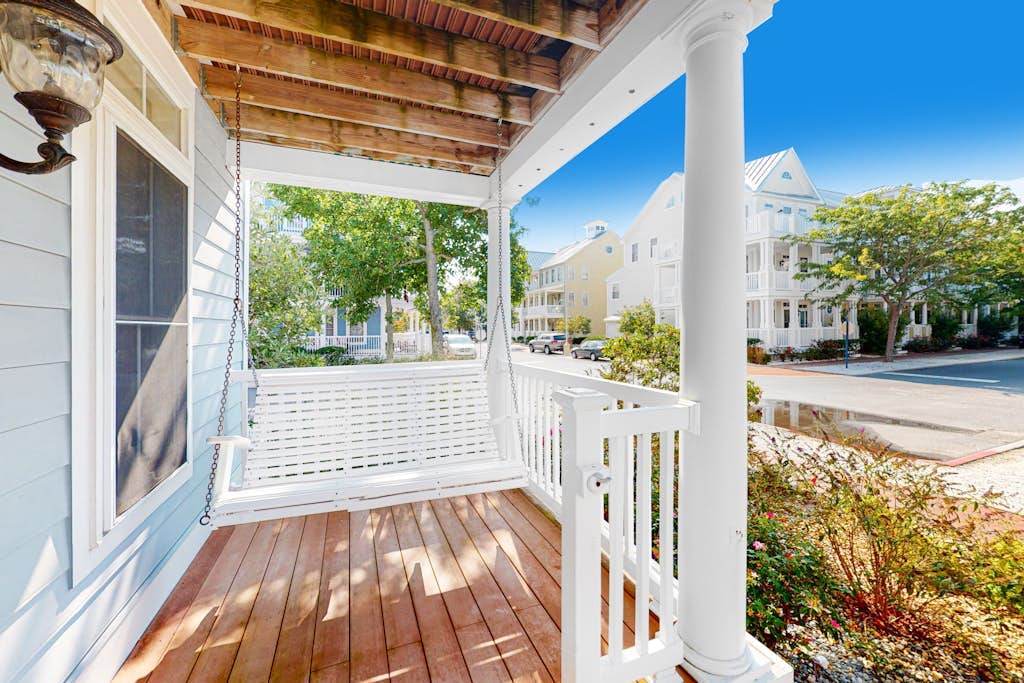 High-end bay-view townhome with large deck, resort pools, & beaches