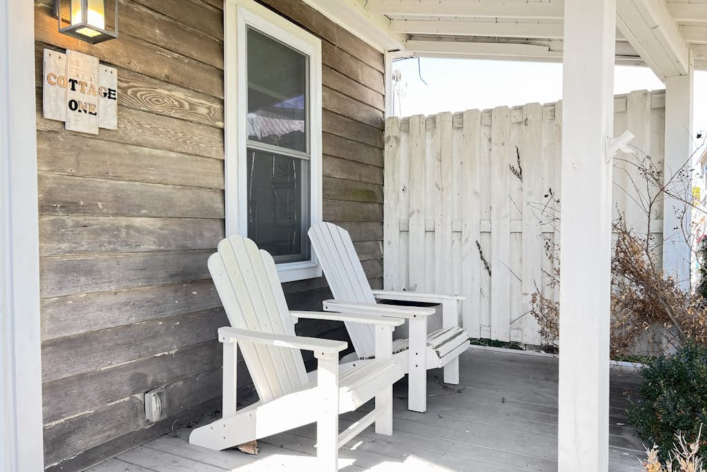 Cute cottage near the boardwalk & bay with patio, outdoor shower, & kitchenette