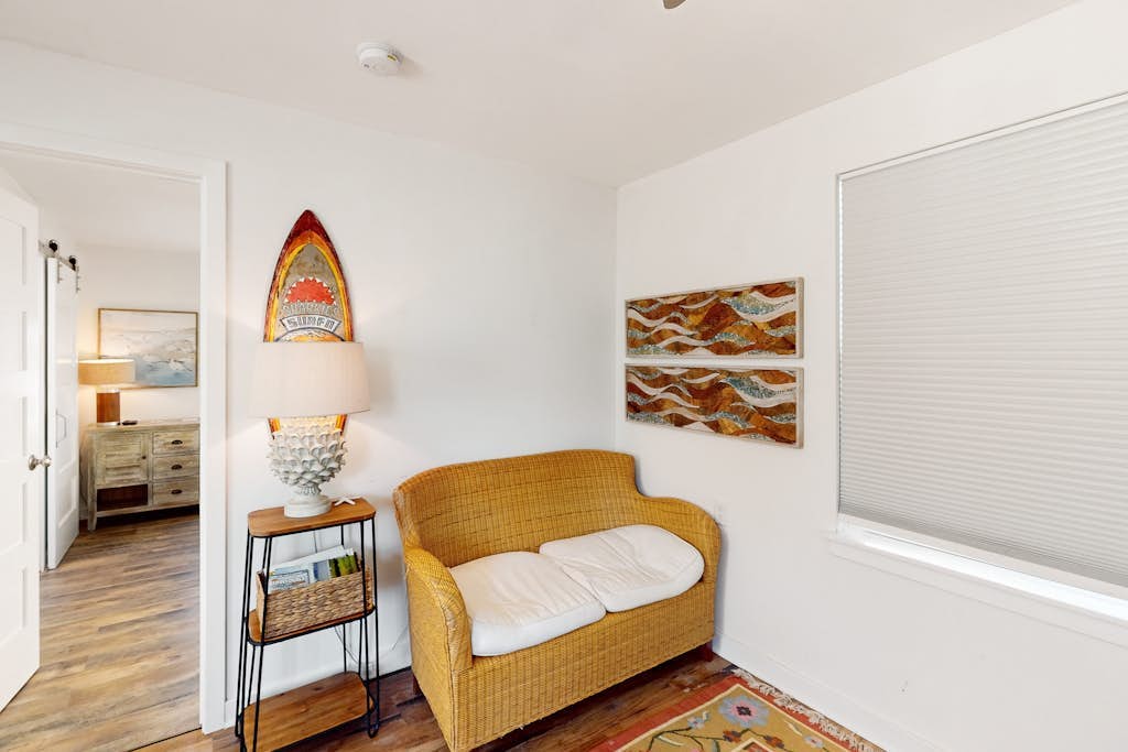 Cute cottage near the boardwalk & bay with patio, outdoor shower, & kitchenette