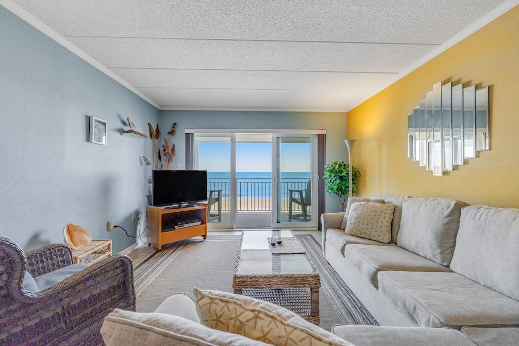 Waterfront condo with amazing views - steps to the beach & restaurants