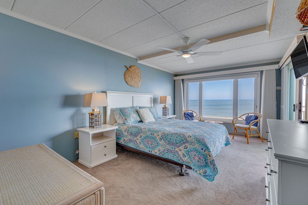 Waterfront condo with amazing views - steps to the beach & restaurants