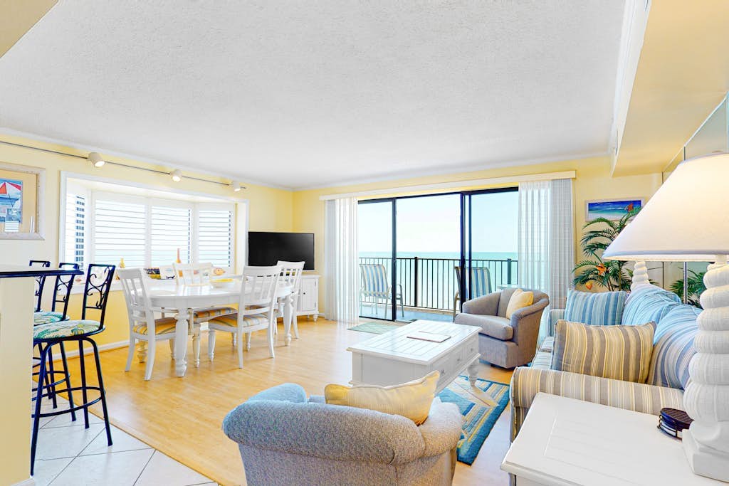 Oceanfront Golden Surf Condo with ocean view, AC & W/D - the beach awaits