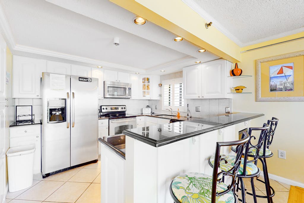 Oceanfront Golden Surf Condo with ocean view, AC & W/D - the beach awaits