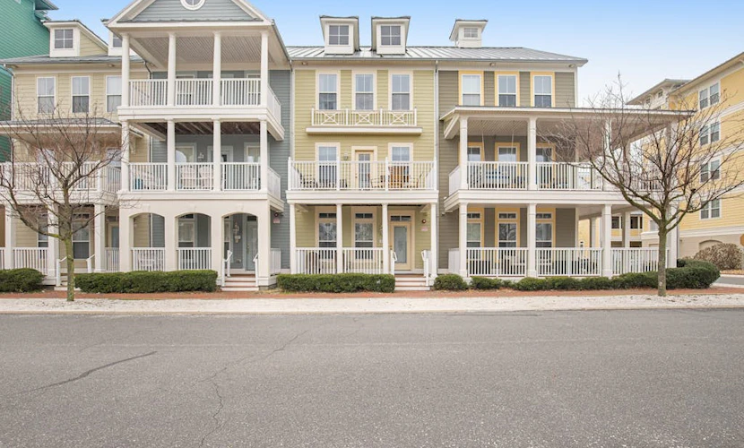 Sunset Island Townhouse w/ AC, W/D, WiFi, Shared Pools